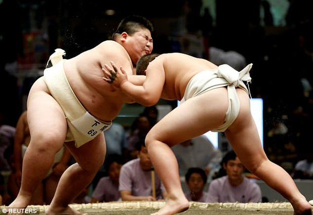 Xem trẻ em Nhật đấu võ sumo rèn tính can đảm - Ảnh 1.