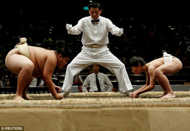 Xem trẻ em Nhật đấu võ sumo rèn tính can đảm - Ảnh 2.