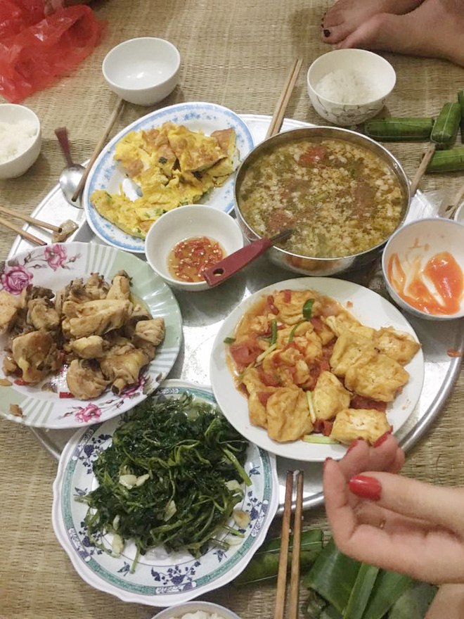 Con d&acirc;u kh&oacute;c th&eacute;t với mẹ chồng ở bẩn: nồi xoong kh&ocirc;ng bao giờ rửa, gầm giường ngập BVS d&ugrave;ng rồi - Ảnh 2.