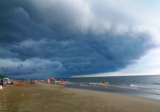 Nhà khoa học lên tiếng về đám mây đen kỳ lạ trên biển Sầm Sơn - Ảnh 1.