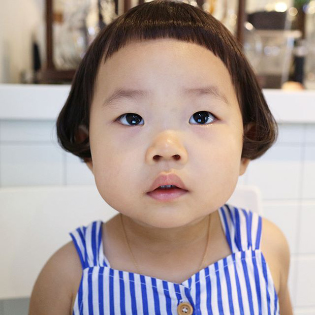Cô nhóc Hàn Quốc có mái tóc gáo dừa dễ thương đi đâu cũng được xuýt xoa - Ảnh 1.
