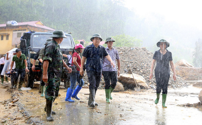 TIN TỐT LÀNH ngày 7/8: Phó thủ tướng đội mưa và những thợ mộc làm việc xuyên trưa ở Mù Cang Chải - Ảnh 1.