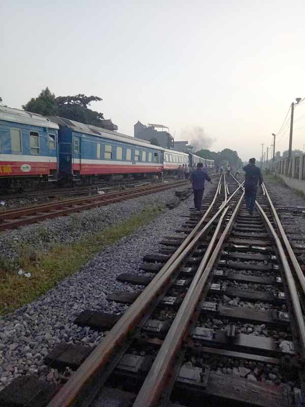 Hà Nội: Lại thêm tàu hỏa trật bánh, vẫn ở ga Yên Viên - Ảnh 1.