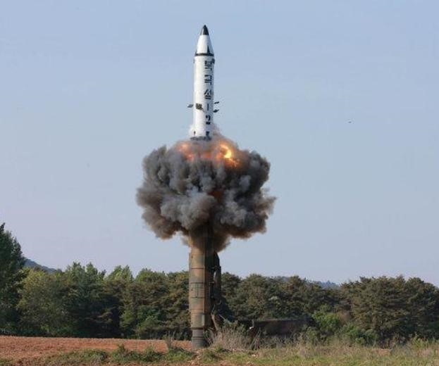 Triều Tiên thề báo thù Mỹ gấp trăm ngàn lần, đã có đầu đạn hạt nhân cỡ nhỏ - Ảnh 1.