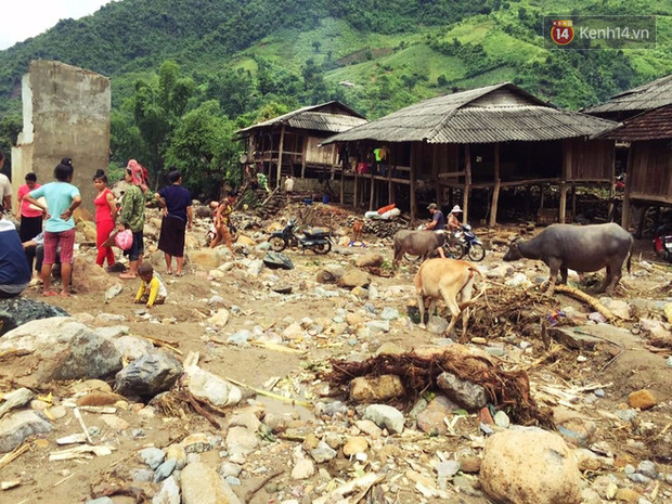 Tình người trong lũ dữ Mù Cang Chải: Chiến sĩ ăn mì tôm sống, vác gạo vượt hàng chục km đường rừng giúp đỡ bà con - Ảnh 2.