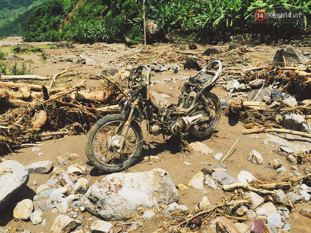 Tình người trong lũ dữ Mù Cang Chải: Chiến sĩ ăn mì tôm sống, vác gạo vượt hàng chục km đường rừng giúp đỡ bà con - Ảnh 3.