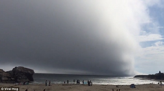 Đám mây lạ như sóng cuộn trên trời bất ngờ xuất hiện tại California - Ảnh 3.