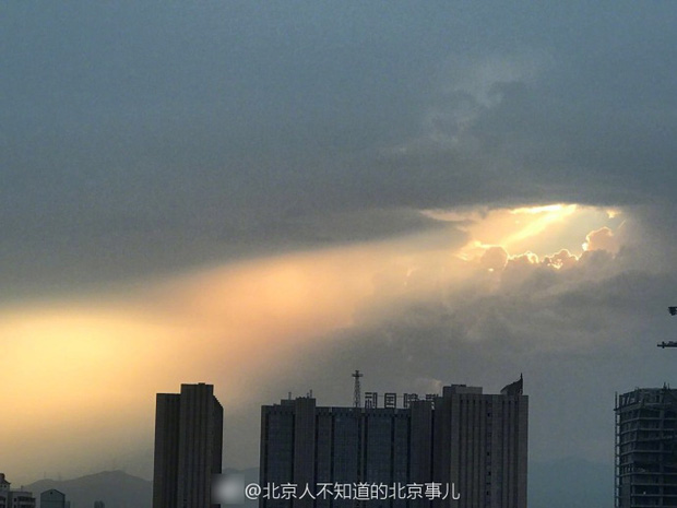 Trung Quốc: Luồng sáng kỳ lạ như thần tiên giáng trần khiến người dân Bắc Kinh xôn xao - Ảnh 2.