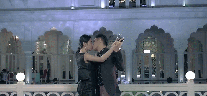 Clip: Những nụ hôn bạo liệt gây shock nhất lịch sử MV nhạc Việt - Ảnh 4.