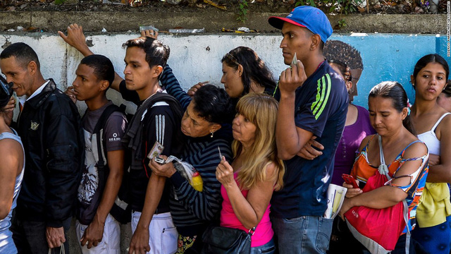 Vì sao nông dân Venezuela bán gà cũng không đủ tiền mua 1kg thức ăn? - Ảnh 1.