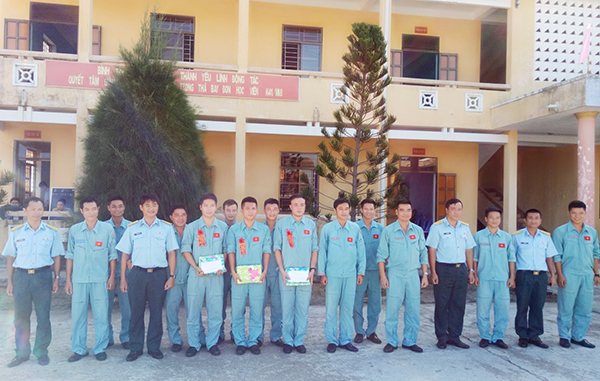 Trung đoàn 910 (Trường Sĩ quan Không quân) tổ chức thả bay đơn cho học viên Khóa 41, trên máy bay Mi-8 - Ảnh 2.