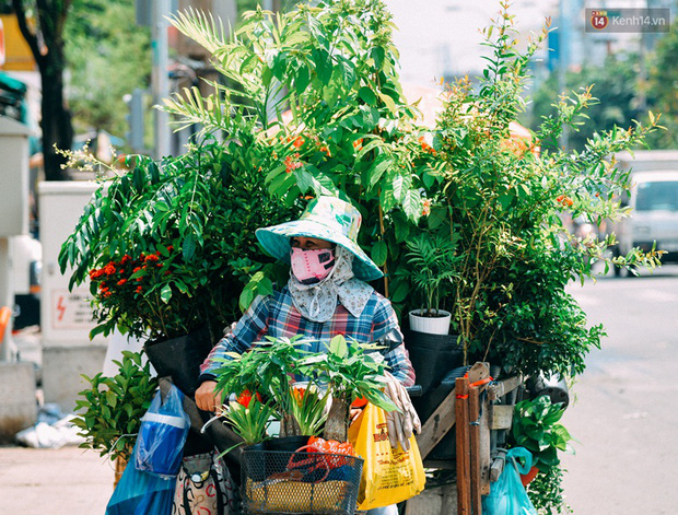 Trên đường phố Sài Gòn, có những người hàng chục năm chở theo một chợ xanh sau yên xe máy - Ảnh 1.