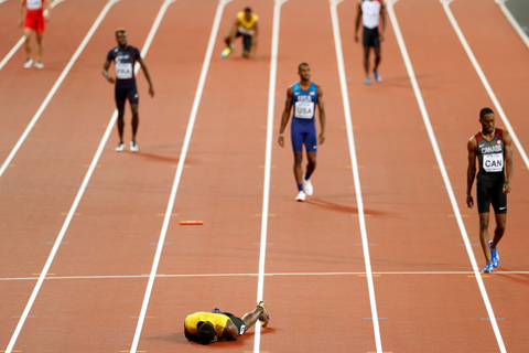 Usain Bolt chấn thương, lê lết về đích ở lần chạy cuối cùng trong sự nghiệp - Ảnh 2.