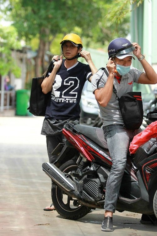 Sau sự hào nhoáng bên ngoài của showbiz, vẫn có những sao Việt giản dị đi xe máy, ăn mì tôm giản dị - Ảnh 2.