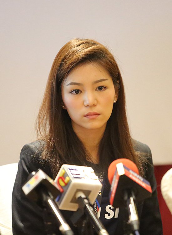 Nữ trưởng đoàn xinh đẹp Thái Lan hút hồn phóng viên báo chí - Ảnh 1.