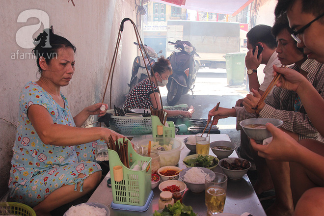 4 quán ăn có giờ mở cửa dị nhưng lúc nào cũng đông khách Hà Nội - Ảnh 1.