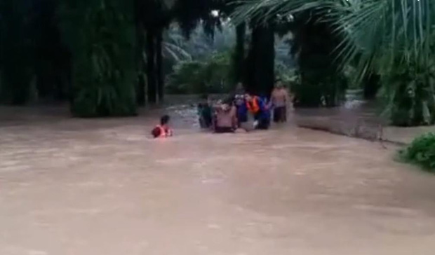 Hơn 50 người chung tay kéo chiếc ô tô đưa thi thể người phụ nữ gặp nạn ra khỏi vùng ngập lụt nặng - Ảnh 2.