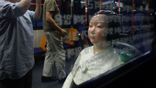 Câu chuyện buồn phía sau bức tượng người phụ nữ trên những chuyến xe buýt ở Hàn Quốc - Ảnh 1.