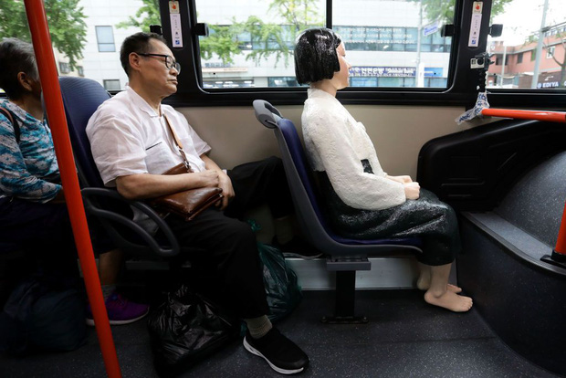 Câu chuyện buồn phía sau bức tượng người phụ nữ trên những chuyến xe buýt ở Hàn Quốc - Ảnh 2.