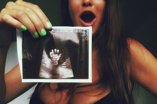 Nằm trong bụng mẹ, thai nhi 20 tuần tuổi giơ bàn tay năm ngón vẫy chào - Ảnh 1.