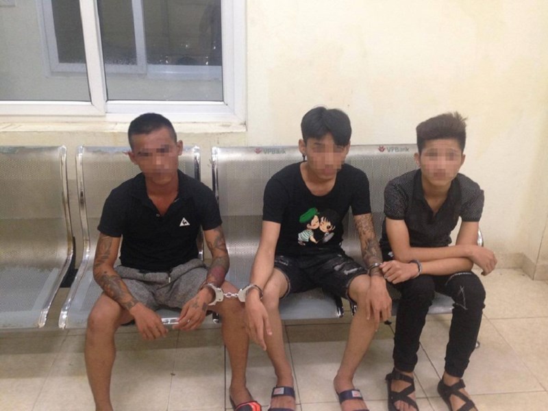 3 thanh ni&ecirc;n mang dao, phớ đi dạo phố đụng cảnh s&aacute;t - Ảnh 1.