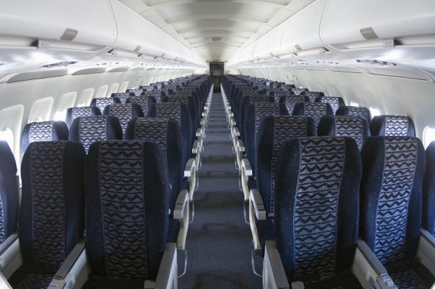 Sự thật ít người biết đằng sau việc rất nhiều ghế máy bay không thẳng hàng với cửa sổ - Ảnh 1.