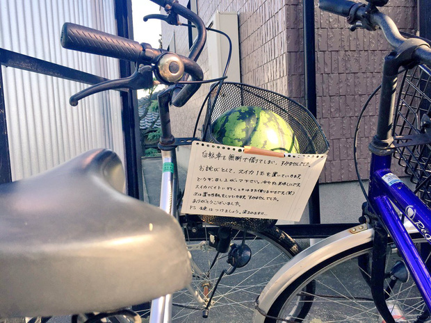 Trộm xe phong cách Nhật Bản: Mượn tạm rồi trả lại kèm quà quý và lời nhắn nhủ khiến dân mạng cười lăn - Ảnh 1.