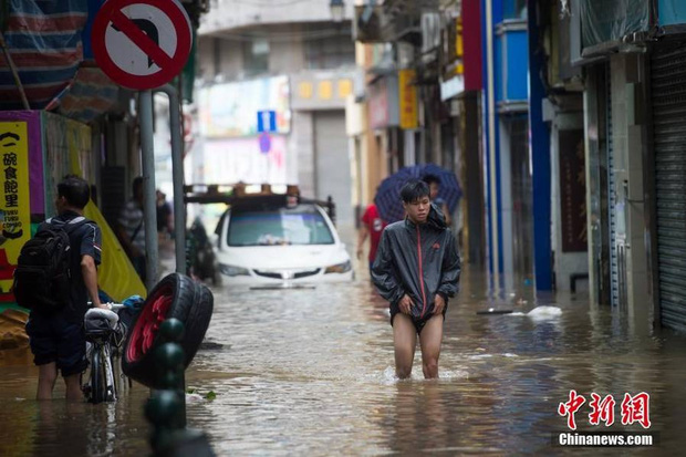 Chùm ảnh: Người dân Trung Quốc hoảng loạn chống chọi với siêu bão mạnh nhất trong năm - Ảnh 2.