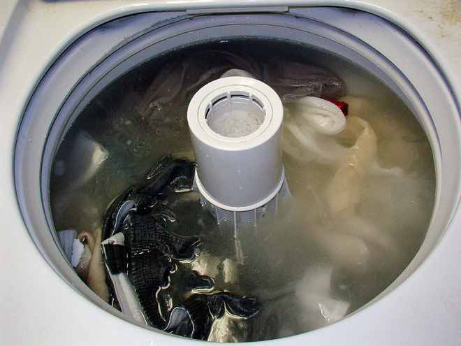 Công ty Thụy Điển làm được điều không tưởng: Giặt quần áo mà không cần bột giặt hay chất tẩy gì - Ảnh 1.