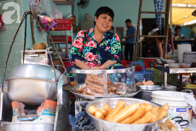  Một sớm Sài Gòn, ghé quán cháo lòng gia truyền 80 năm vẫn nấu bằng thau, ôn chuyện những gánh hát thuở hoàng hoa - Ảnh 1.