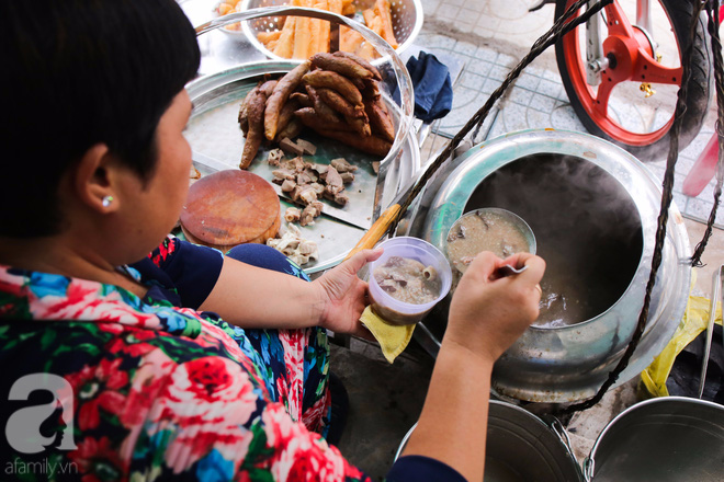  Một sớm Sài Gòn, ghé quán cháo lòng gia truyền 80 năm vẫn nấu bằng thau, ôn chuyện những gánh hát thuở hoàng hoa - Ảnh 2.