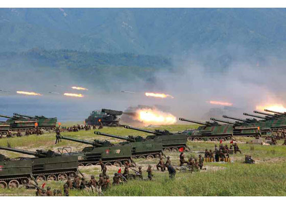 Chủ tịch Kim giám sát quân đội Triều Tiên tập trận chiếm đảo - Ảnh 1.