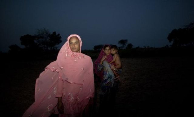 Ấn Độ: Nhiều cô gái không dám nhận lời yêu hay cầu hôn vì sợ nhà bạn trai không có toilet - Ảnh 1.