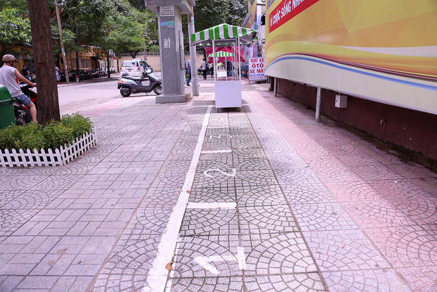 Người dân bắt đầu bán thử nghiệm tại phố hàng rong có sử dụng vỉa hè đầu tiên ở Sài Gòn - Ảnh 2.