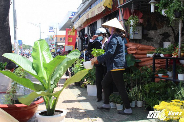  Chưa bán hết hàng, chủ 50 ki-ốt giáp Tân Sơn Nhất xin qua Tết di dời  - Ảnh 1.