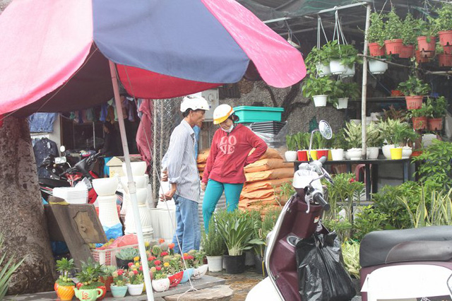  Chưa bán hết hàng, chủ 50 ki-ốt giáp Tân Sơn Nhất xin qua Tết di dời  - Ảnh 2.