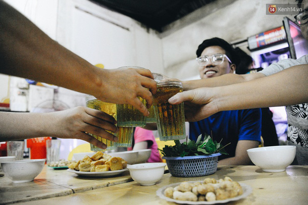 Cốc bia hơi huyền thoại suốt 40 năm qua mà người Hà Nội nào cũng biết: Ai là người đã tạo ra nó? - Ảnh 2.