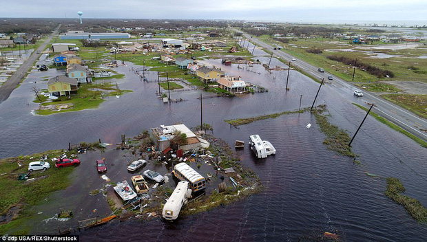Trận lụt thảm khốc trong lịch sử: Người dân Texas điêu đứng nhìn biển nước mênh mông sau siêu bão Harvey - Ảnh 2.