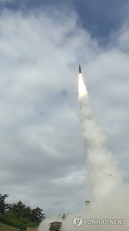Hàn Quốc bất ngờ tung video thử tên lửa đạn đạo - Ảnh 1.