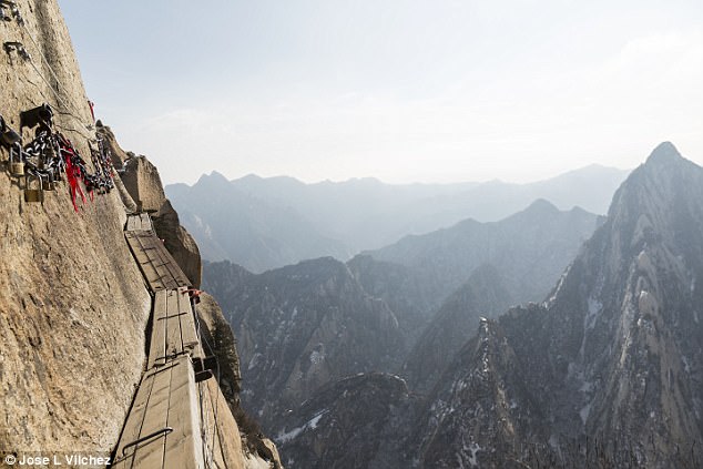 Du khách ‘nhũn chân’ trèo thang bộ trên vách núi dựng đứng hơn 2.000m - Ảnh 2.