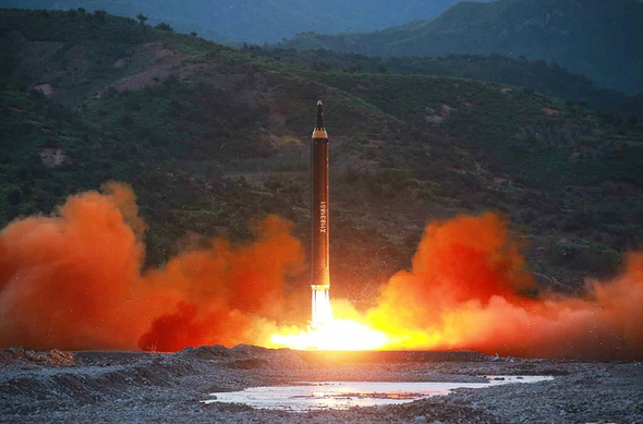 Làm thế nào ngăn chặn tên lửa Triều Tiên? - Ảnh 1.