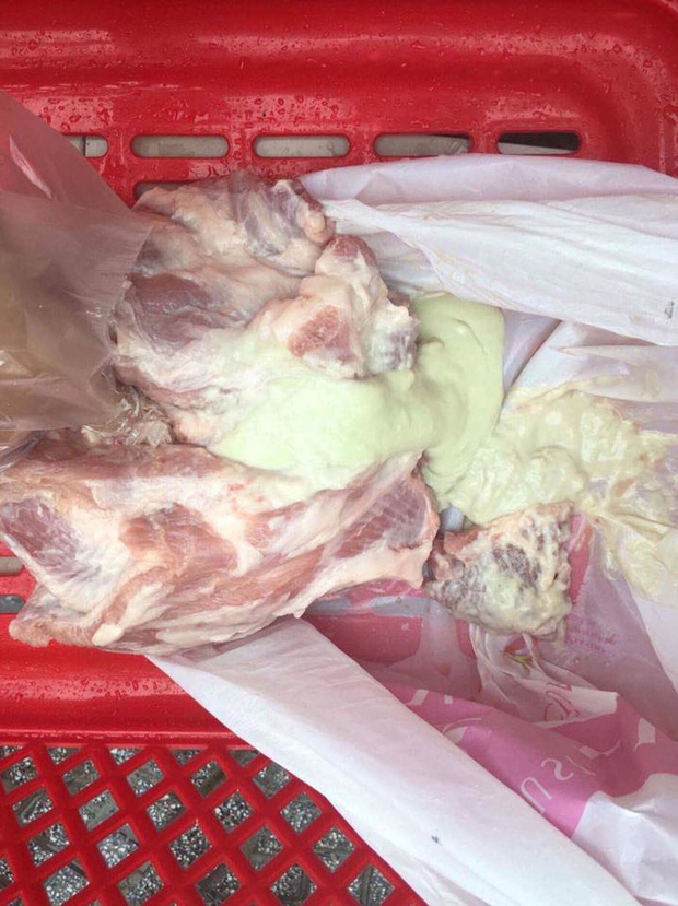 Phụ huynh kinh hãi khi chứng kiến “ổ mủ” chảy ra từ miếng thịt lợn cung cấp vào bếp ăn trường học - Ảnh 2.