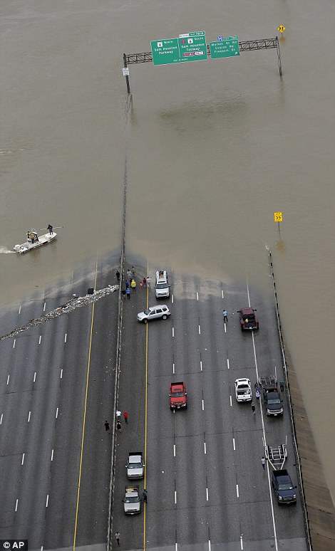[Ảnh] Bão Harvey biến đường cao tốc Houston thành biển nước, sóng đánh dập dìu - Ảnh 6.