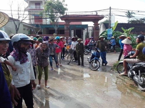 Hàng trăm người mang khẩu hiệu đến trường tẩy chay, cấm cửa Hiệu trưởng - Ảnh 1.