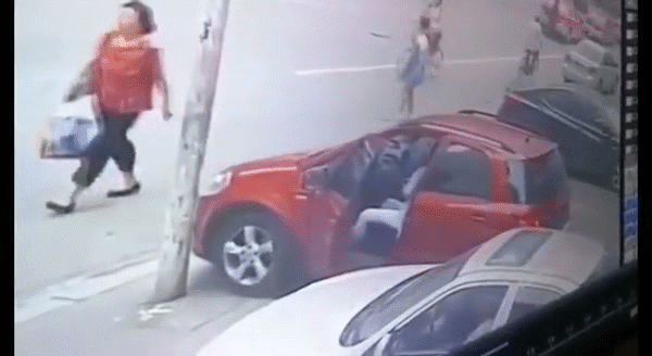 Dừng đỗ không chuẩn khiến ô tô bị trôi xuống đường, nữ tài xế đã làm một việc không tưởng - Ảnh 2.