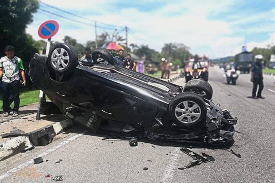 Vợ chồng lái xe hơi rượt đuổi nhau, hại lây người khác - Ảnh 1. Vợ chồng lái xe hơi rượt đuổi nhau, hại lây người khác - Ảnh 1.