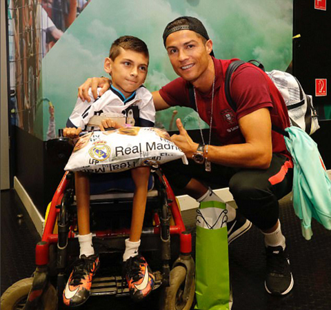Cristiano Ronaldo gây sốt với nghĩa cử cực đẹp dành cho fan đặc biệt - Ảnh 2.