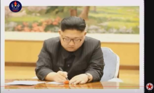 Truyền hình Triều Tiên lần đầu phát hình ảnh ông Kim Jong-un tận tay ký lệnh thử bom H - Ảnh 2.