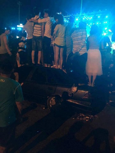 Hình ảnh khủng khiếp nhất dịp nghỉ lễ 2/9: Trèo rào, giẫm nát ô tô con trong đêm Đại nhạc hội  - Ảnh 4.