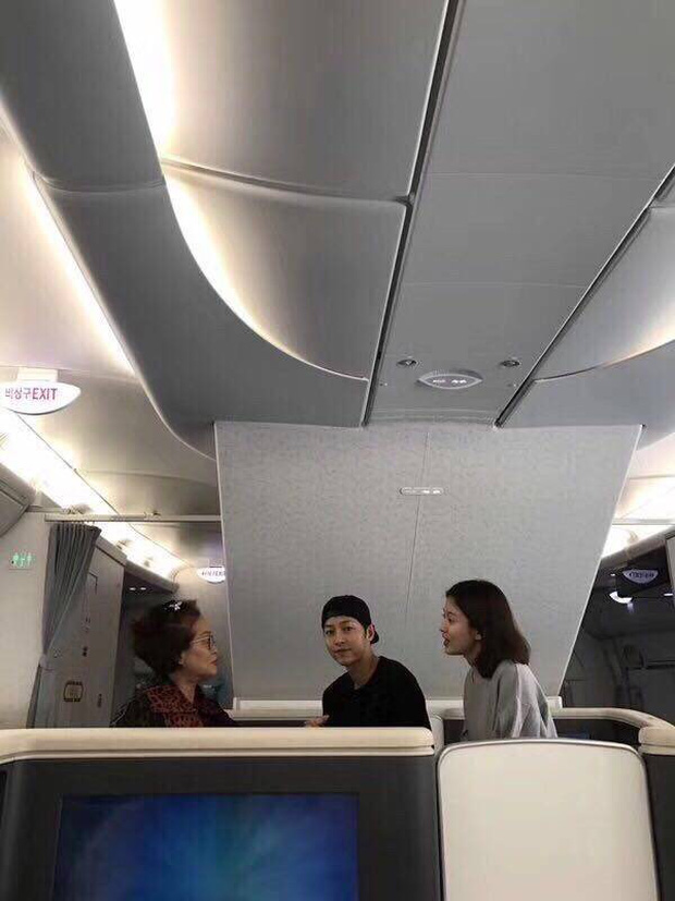HOT: Song Joong Ki v&agrave; Song Hye Kyo lần đầu xuất hiện b&ecirc;n nhau, c&ugrave;ng sang Mỹ chụp ảnh cưới - Ảnh 1.